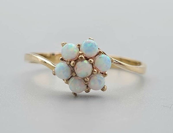 Vintage ring met opaal. Maat: 17.2. 2022/518.