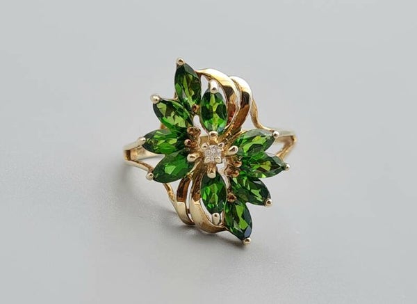 Vintage ring met peridot en diamant. Maat: 16.25. 2022/511.