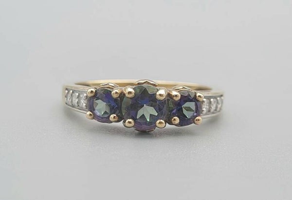 Vintage aanschuifring  met mystic topaas en diamant.  2022/527