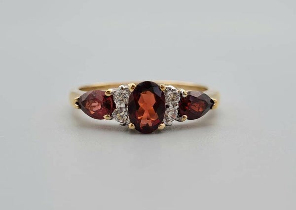 Vintage ring met edelsteen granaat en diamant. 2022/541.
