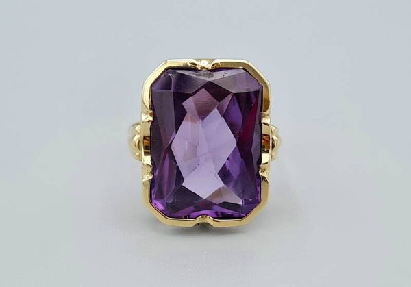 Gouden antieke ring met blauwpaarse saffier.  Maat: 18.25. 2023/318