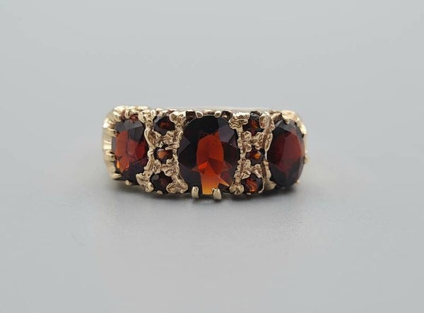Vintage ring met granaat. Maat: 20.8.  2022/561.