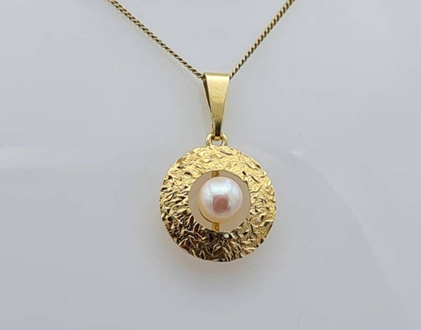 Gouden vintage hanger met parel. 2022/564.