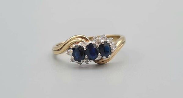 Vintage ring met edelsteen saffier en diamant. 2022/589.