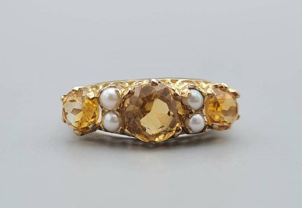 Vintage ring met edelsteen citrien en parel.  2022/596.