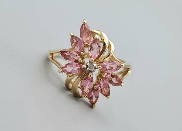 Vintage ring met toermalijn en diamant. Maat: 17.25. 2022/607.