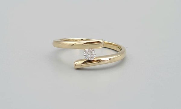 Gouden ring met zirkonia.. Maat: 18. 2020/2.