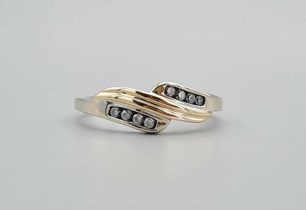Bi-coler gouden vintage ring met diamant. Maat: 17.7. 2020/104.
