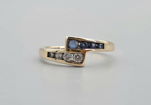 Gouden vintage ring met saffier en zirkonia. Maat: 16.7. 2020/212.