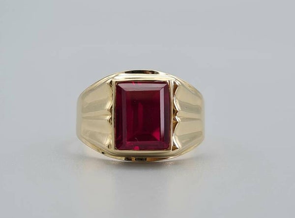 Gouden ring met rode saffier. Maat: 21.2. 2020/179.
