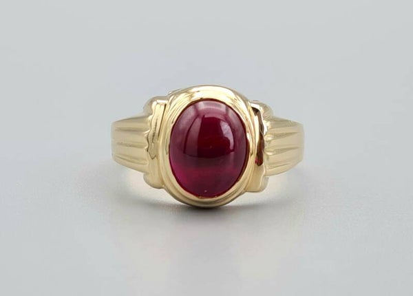 Gouden ring met robijn. Maat: 19.5. 2020/177.