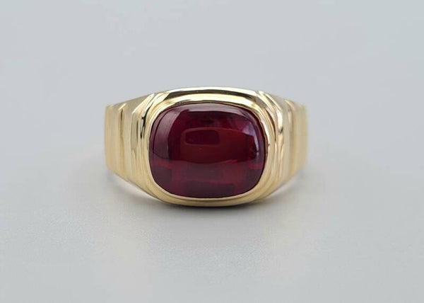 Gouden ring met rode saffier. Maat: 21. 2020/311.