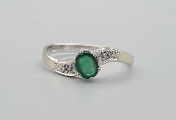 Wit gouden vintage ring met smaragd en diamant. Maat: 18.1. 2020/360.