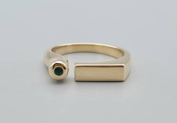 Gouden vintage design ring met smaragd. Maat: 17.5. 2020/387.