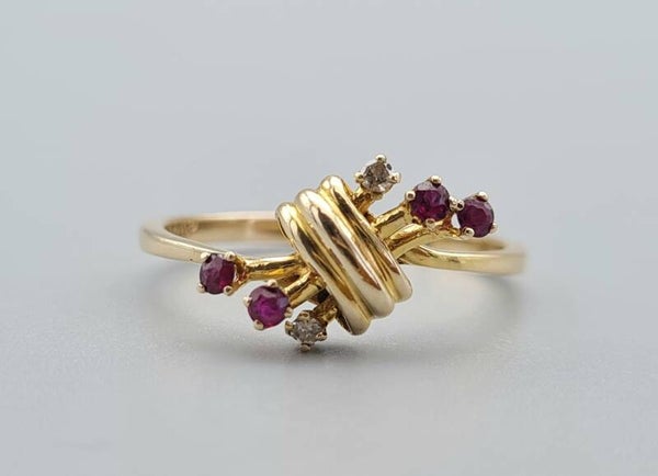 Gouden vintage ring met robijn en diamant. Maat:16.75. 2020/423.