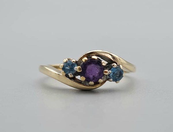Vintage ring met aquamarijn en amethist. Maat: 16. 2020/465.