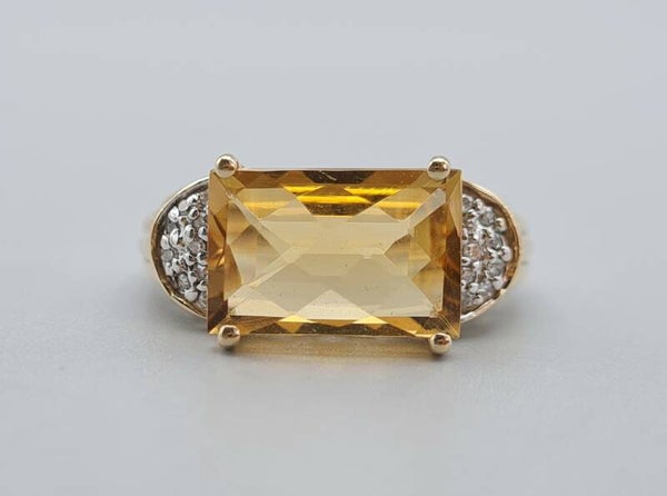 Vintage ring met citrien en diamant. Maat: 17.6. 2022/615.
