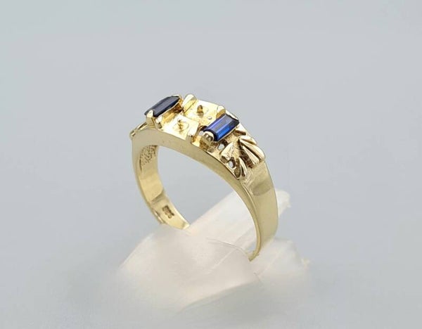 Vintage ring met edelsteen saffier. 2022/622.