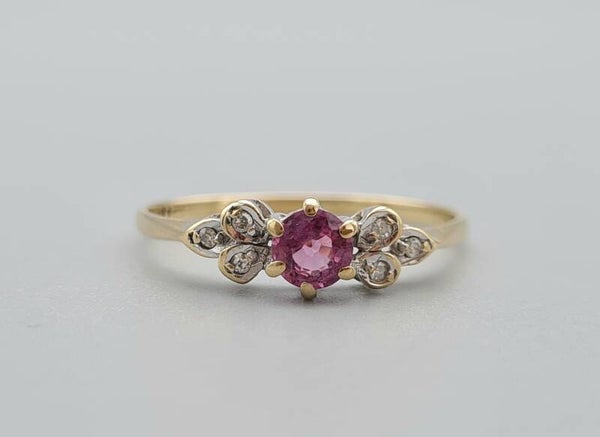 Vintage ring met edelsteen roze topaas en diamant.  2022/673.