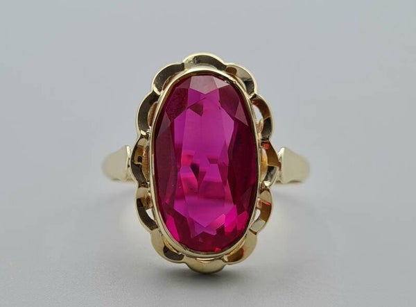 Gouden vintage ring met robijn. Maat: 18.75.  2022/691.