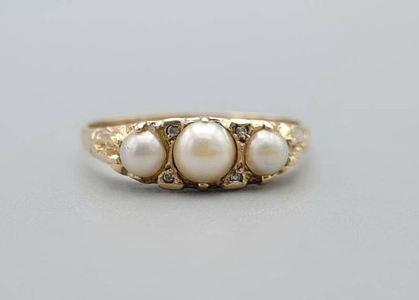 Vintage ring met parel en diamant. Maat: 19.7. 2022/690.