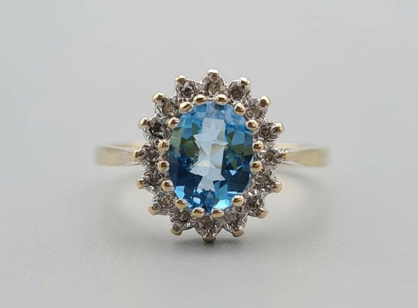 Vintage ring met topaas en diamant. Maat: 17.3. 2022/692.