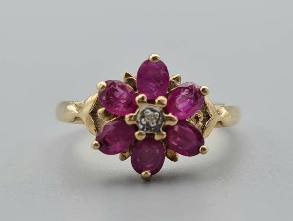 Vintage ring met robijn en diamant. Maat: 17.25. 2022/739.