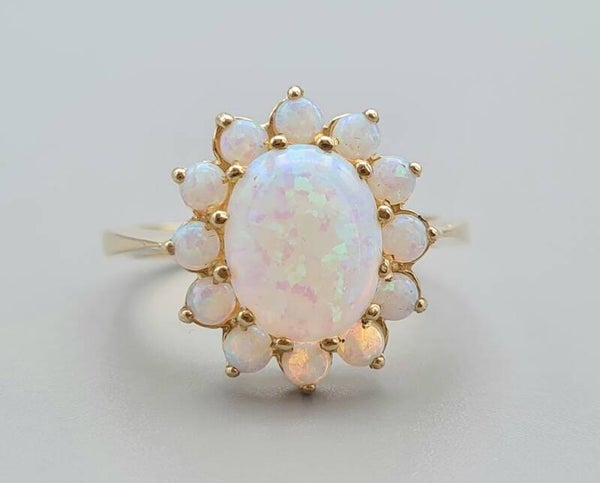 Vintage ring met opaal. Maat: 17.75. 2022/757.