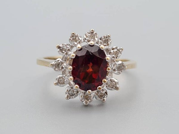 Vintage ring met edelsteen granaat en diamant. 2022/756.