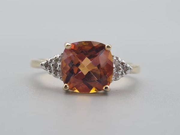 Vintage ring met edelsteen topaas en diamant. 2022/785.