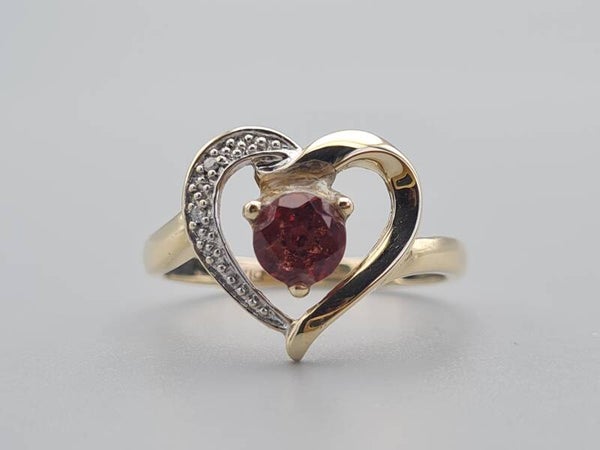 Vintage ring met edelsteen granaat en diamant. 2022/783.