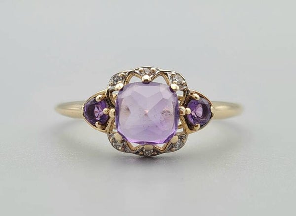 Vintage ring met edelsteen amethist en diamant. 2022/815.