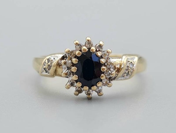 Vintage ring met edelsteen saffier en diamant.  2022/854.