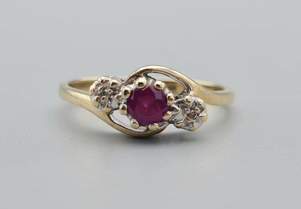 Vintage ring met  edelsteen robijn en diamant.  2022/861.