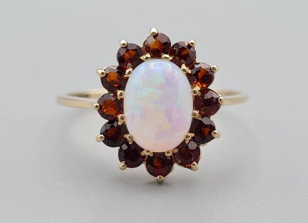 Vintage ring met opaal en granaat. Maat: 17.4. 2022/880.