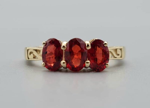 Vintage ring met edeelsteen rode saffier. 2022/894.