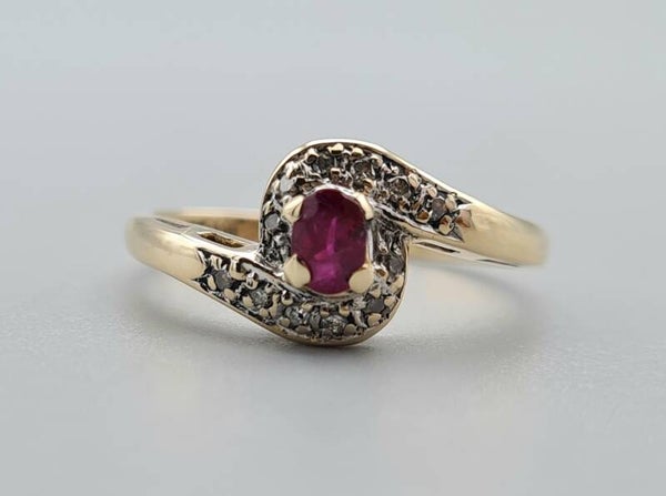 Vintage ring met robijn en diamant. Maat: 15.5. 2022/912.