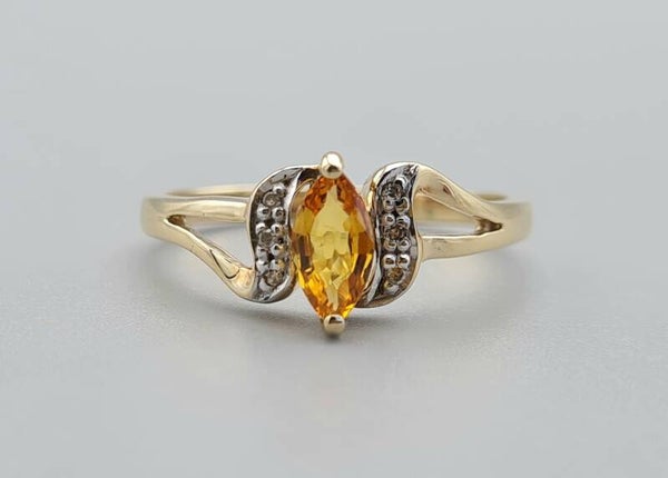 Vintage ring met edelsteen saffier en diamant. 2022/982.