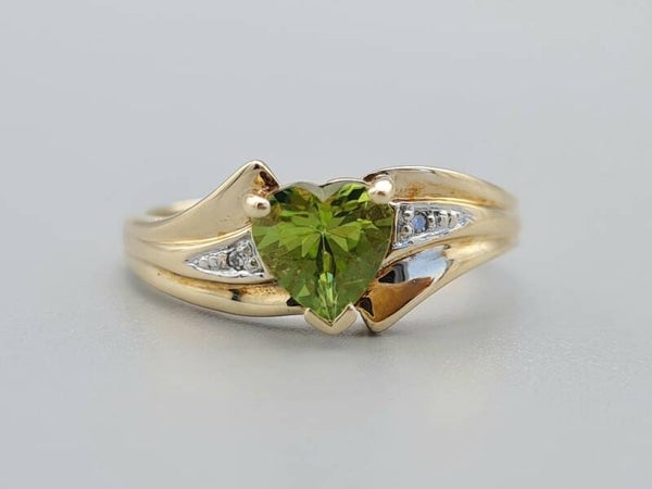 Vintage ring met peridot en diamant. Maat: 17.25. 2022/984.