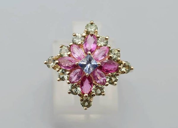 Vintage ring met blauw en roze saffier en groene amethist. Maat: 16.9. 2022/986.