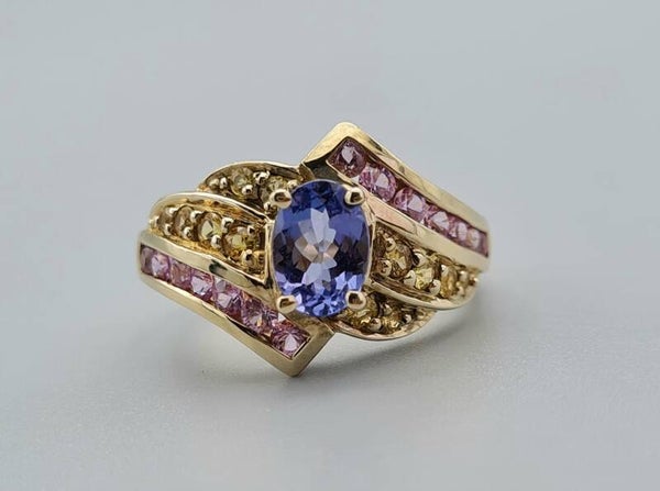 Vintage ring met tanzaniet en roze en gele saffier. Maat: 17. 2022/988.