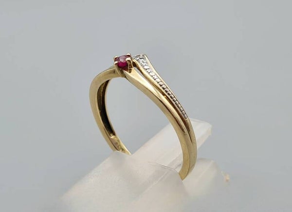Vintage  bi-color ring met edelsteen robijn en diamant.   2022/994.