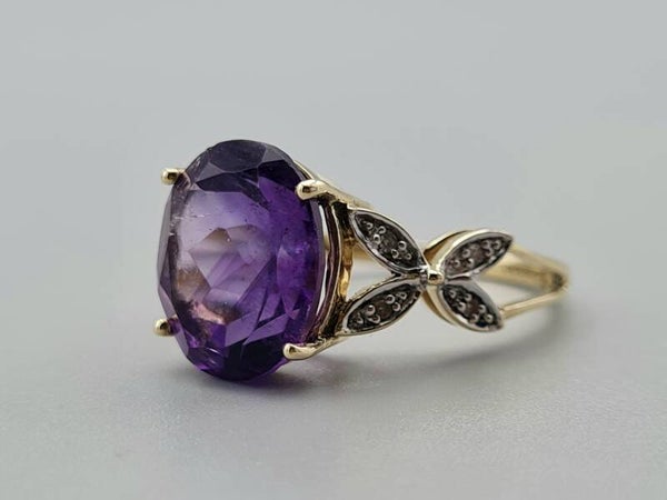 Vintage ring met edelsteen amethist en diamant.  2023/42.