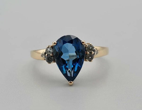 Vintage ring met topaas,aquamarijn en diamant. Maat: 19.1. 2023/98.
