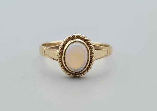 Vintage ring met edelsteen opaal. 2023/110
