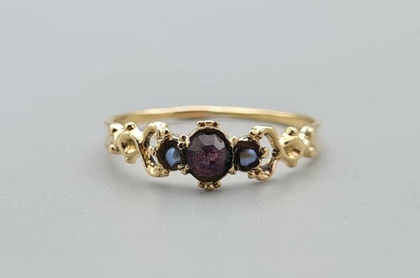 Vintage ring met amethist en zaadparel. Maat: 18.1. 2023/112.
