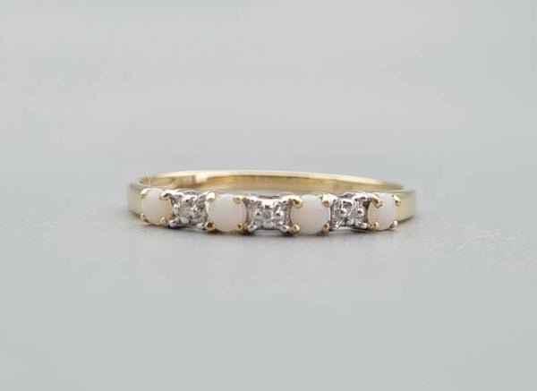 Vintage aanschuifring met opaal en diamant.  2023/143.