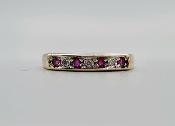 Vintage ring met robijn en diamant. Maat: 16.5. 2023/151.