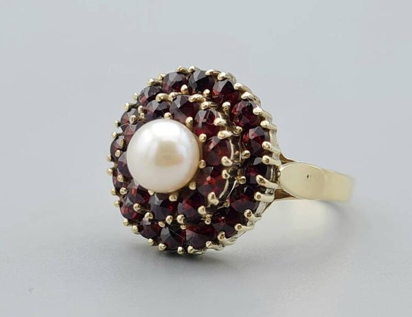 Vintage ring met edelsteen granaat en parel. 2023/173.