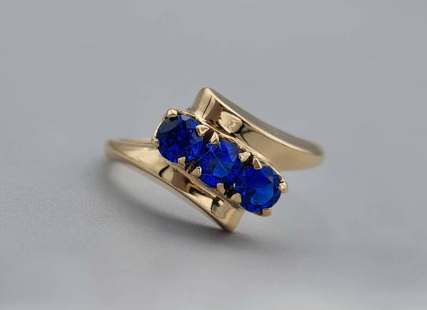 Vintage ring met edelsteen saffier. 2023/209